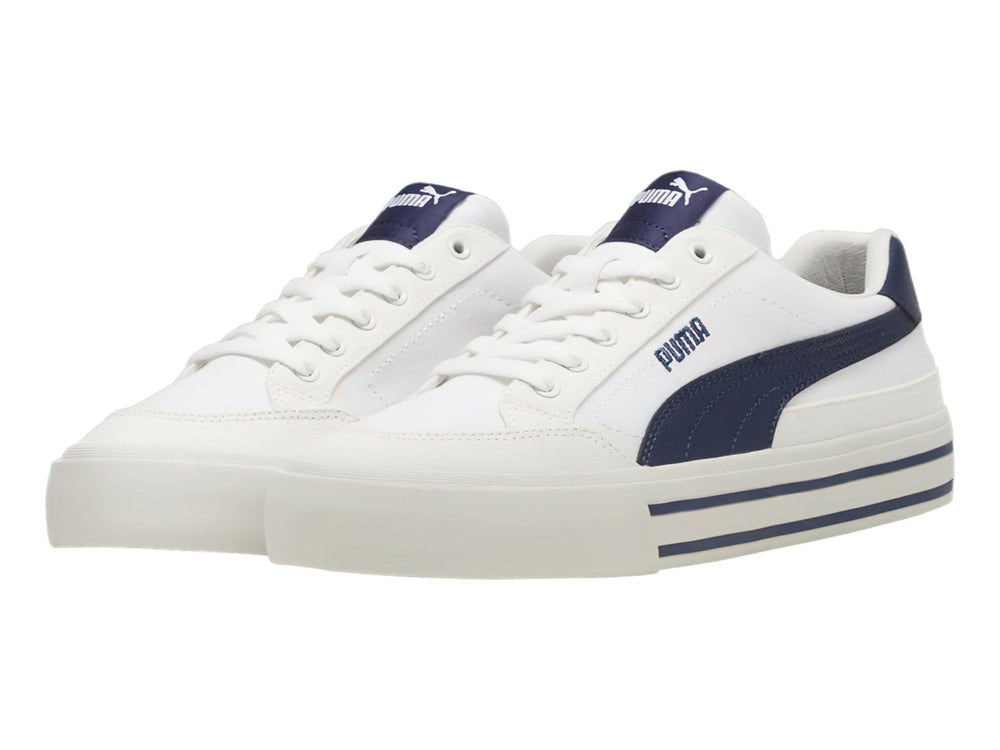 Tenis PUMA Court Classic Vulc en color blanco con detalles en azul marino y suela blanca con rayas laterales azules.