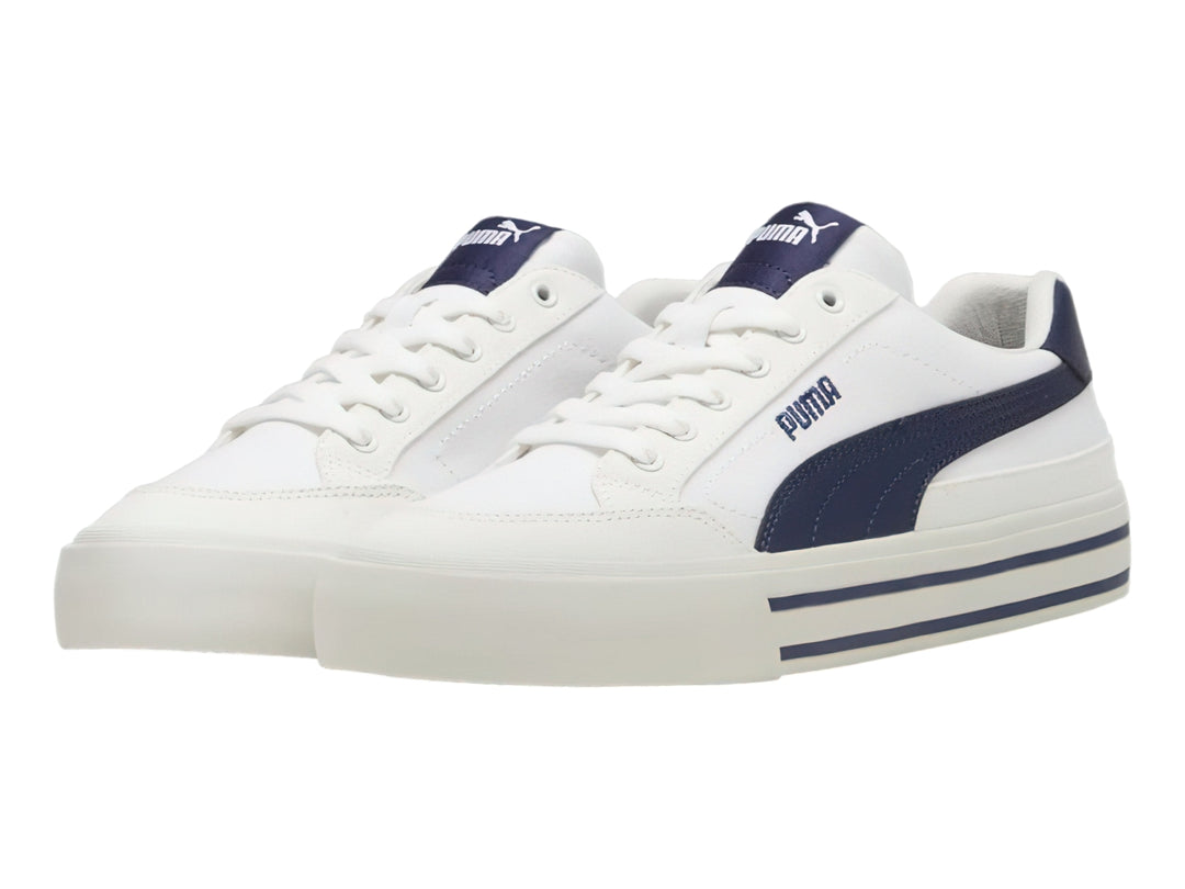 Tenis PUMA Court Classic Vulc en color blanco con detalles en azul marino y suela blanca con rayas laterales azules.