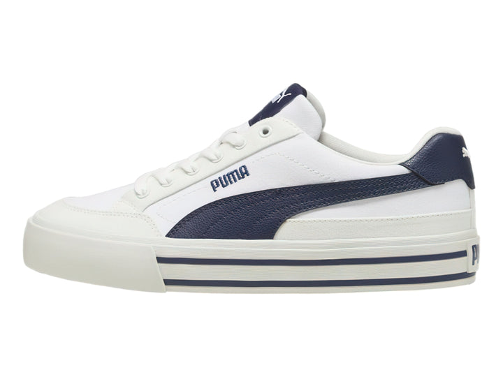 Tenis PUMA Court Classic Vulc en color blanco con detalles en azul marino y suela blanca con rayas laterales azules.