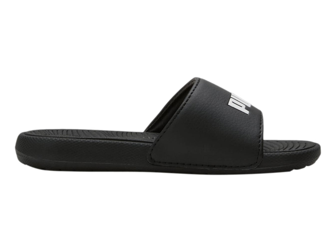 Sandalia deslizable PUMA de color negro con logotipo blanco en la correa.
