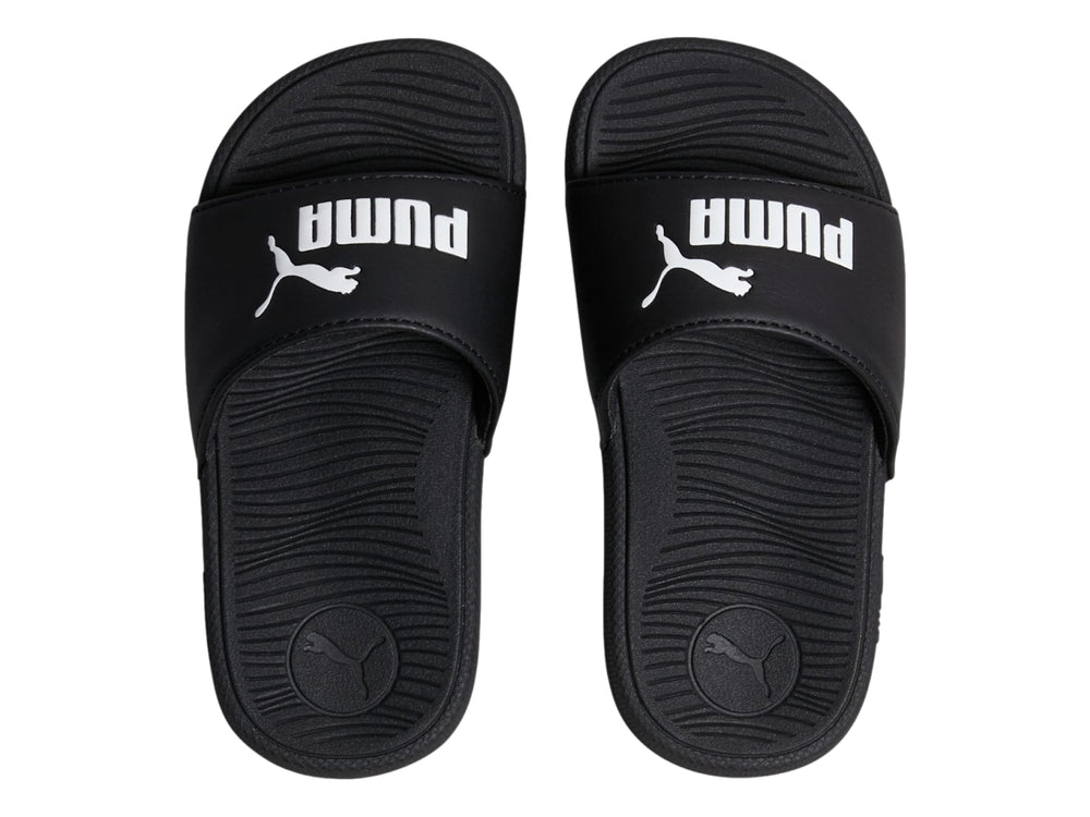 Sandalia deslizable PUMA de color negro con logotipo blanco en la correa.