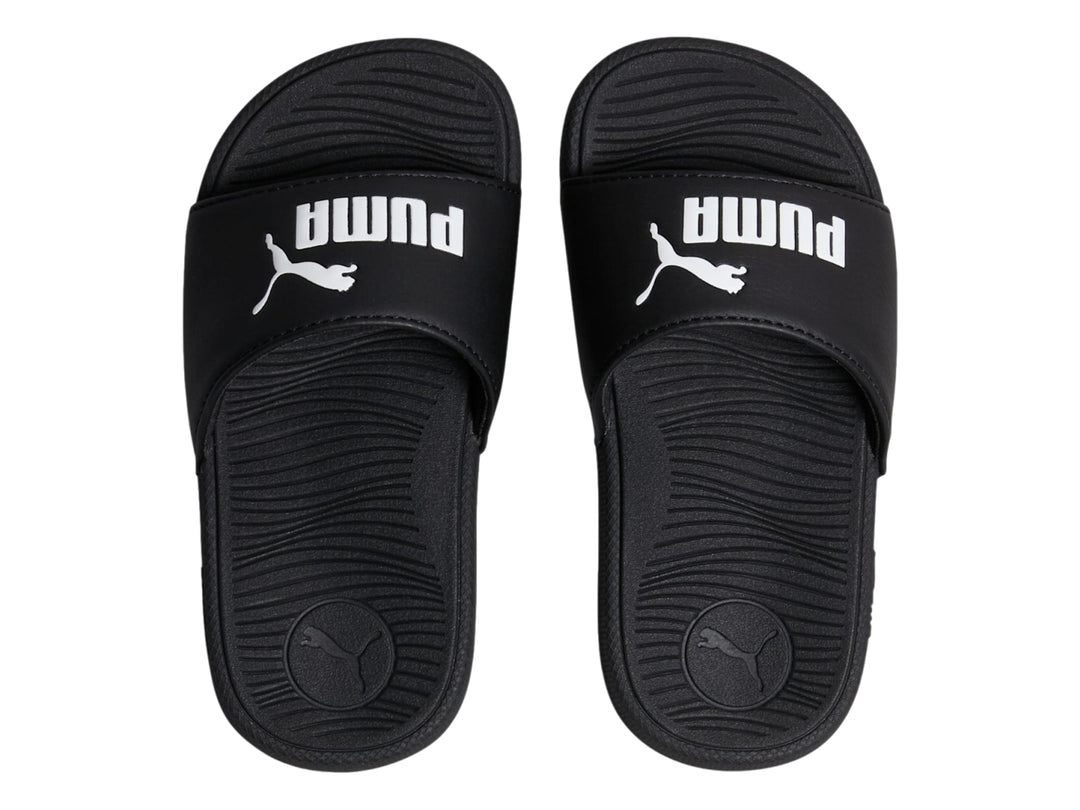 Sandalia deslizable PUMA de color negro con logotipo blanco en la correa.