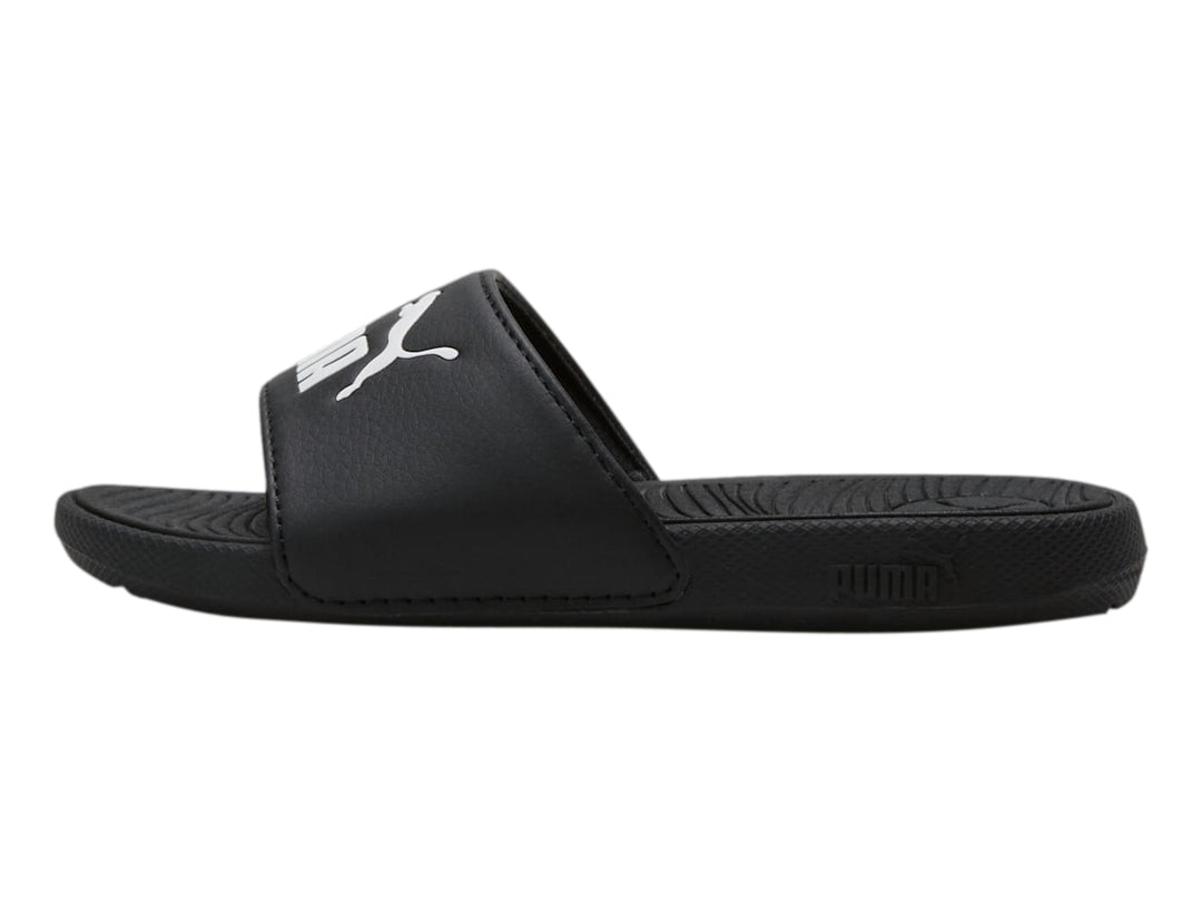 Sandalia deslizable PUMA de color negro con logotipo blanco en la correa.