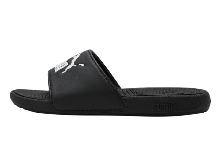 Sandalia deslizable PUMA de color negro con logotipo blanco en la correa.