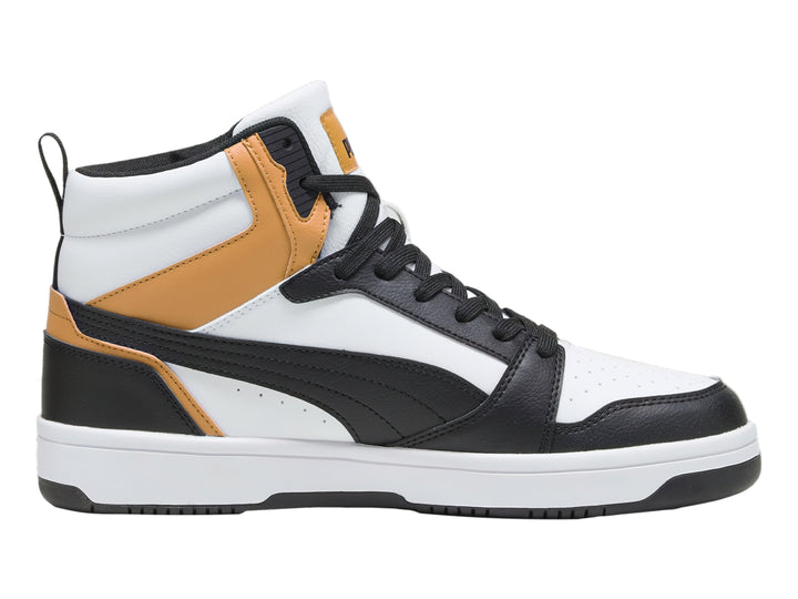 Tenis PUMA Rebound V6 de cuello alto en colores blanco, negro y naranja con suela blanca.
