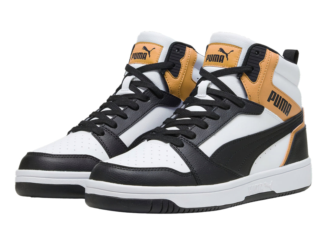 Tenis PUMA Rebound V6 de cuello alto en colores blanco, negro y naranja con suela blanca.