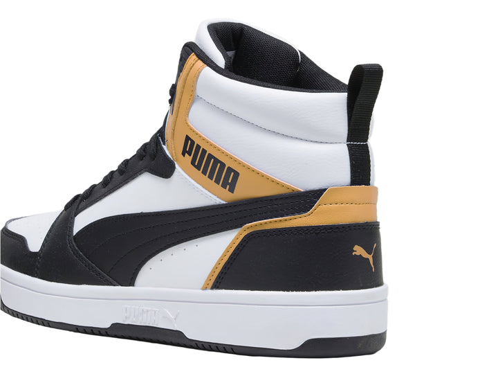 Tenis PUMA Rebound V6 de cuello alto en colores blanco, negro y naranja con suela blanca.