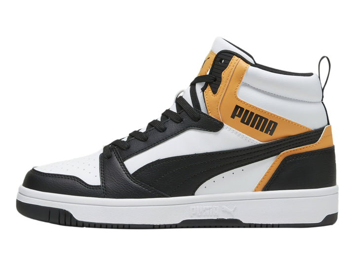 Tenis PUMA Rebound V6 de cuello alto en colores blanco, negro y naranja con suela blanca.