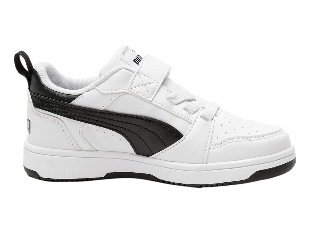 Tenis PUMA blancos con detalles negros, cierre de velcro y cordones para niño o niña.