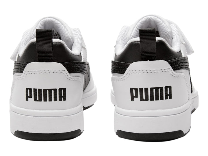 Tenis PUMA blancos con detalles negros, cierre de velcro y cordones para niño o niña.