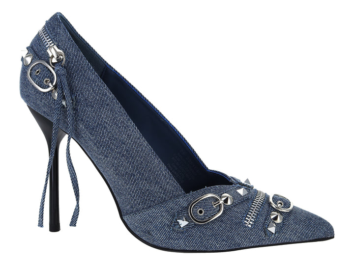 Zapato de tacón alto color azul denim con detalles de cremalleras y anillos metálicos plateados.