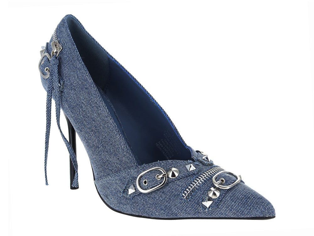 Zapato de tacón alto color azul denim con detalles de cremalleras y anillos metálicos plateados.