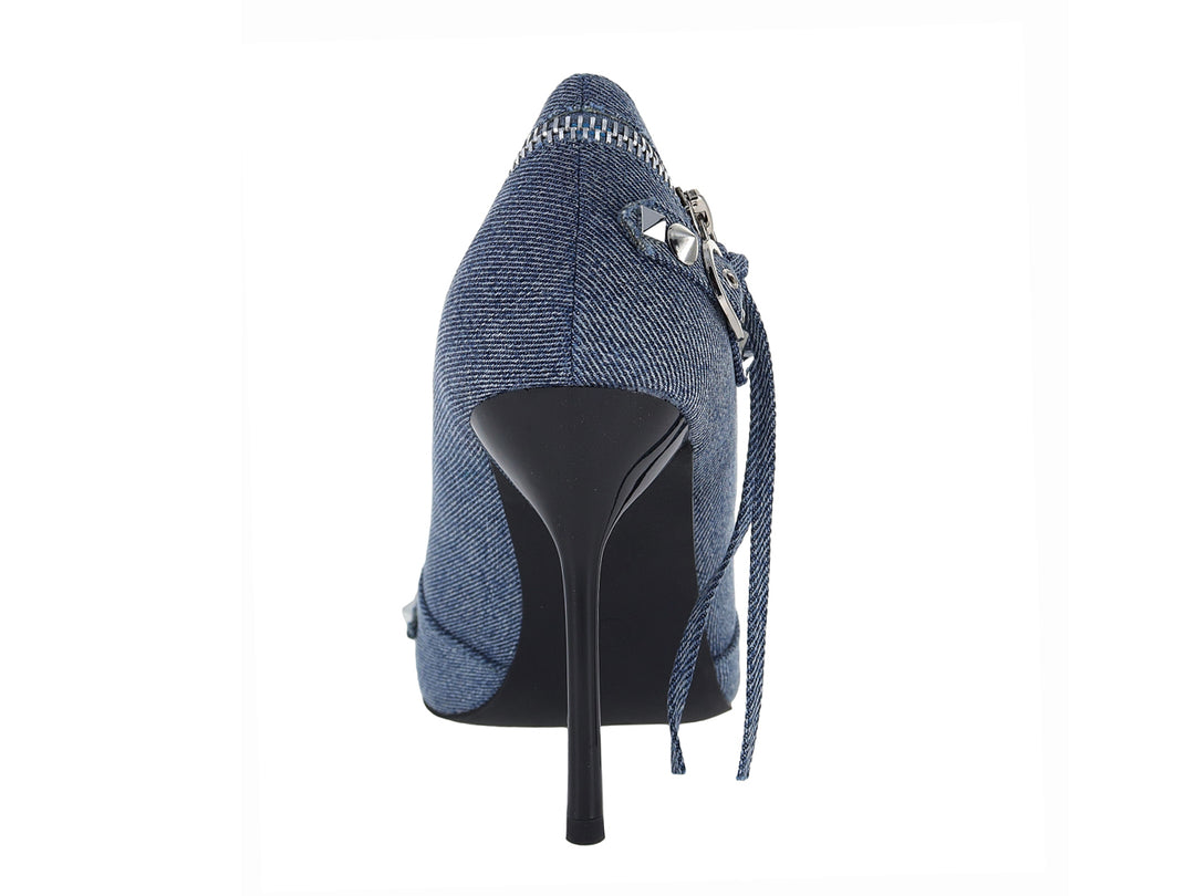 Zapato de tacón alto color azul denim con detalles de cremalleras y anillos metálicos plateados.