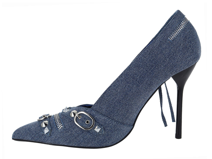 Zapato de tacón alto color azul denim con detalles de cremalleras y anillos metálicos plateados.