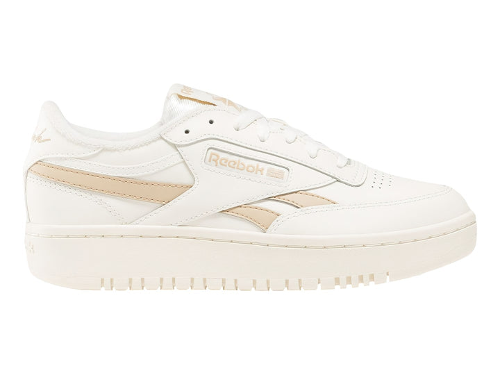 Tenis Reebok color blanco con detalles en beige y suela de plataforma gruesa.