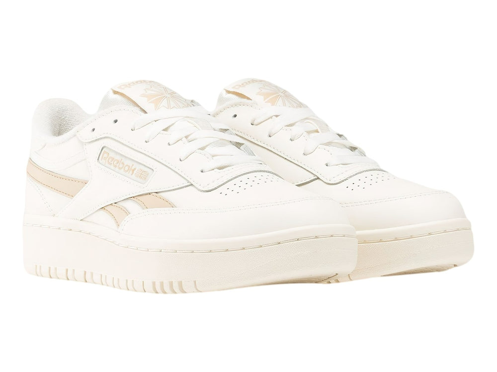 Tenis Reebok color blanco con detalles en beige y suela de plataforma gruesa.