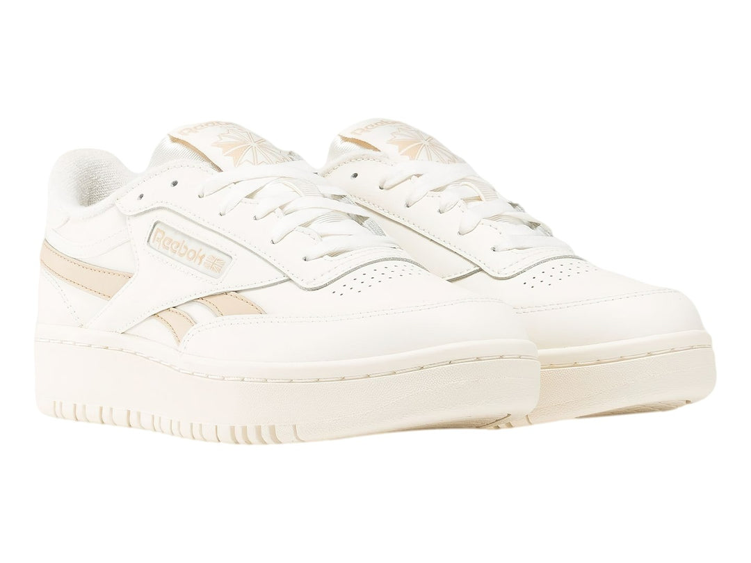 Tenis Reebok color blanco con detalles en beige y suela de plataforma gruesa.