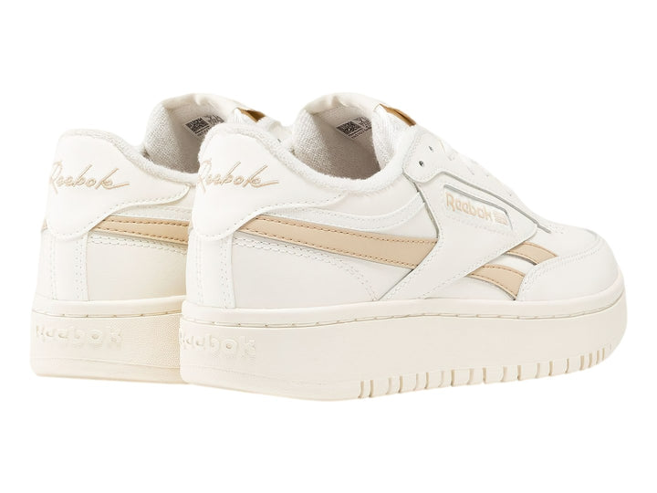 Tenis Reebok color blanco con detalles en beige y suela de plataforma gruesa.