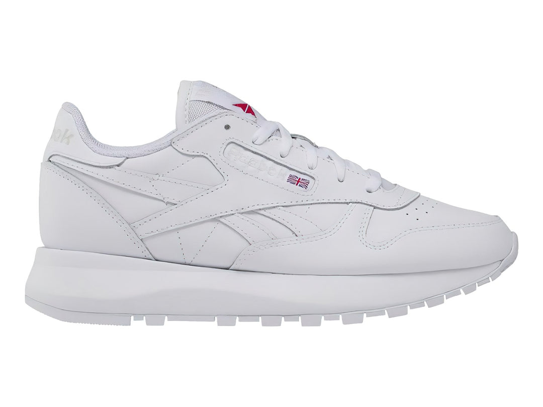 Tenis blancos Reebok Classic Leather de corte bajo con suela blanca y detalles minimalistas.