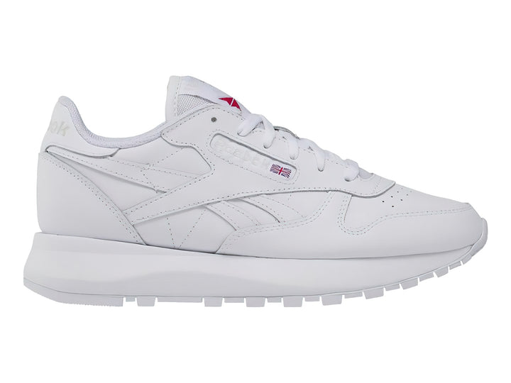 Tenis blancos Reebok Classic Leather de corte bajo con suela blanca y detalles minimalistas.