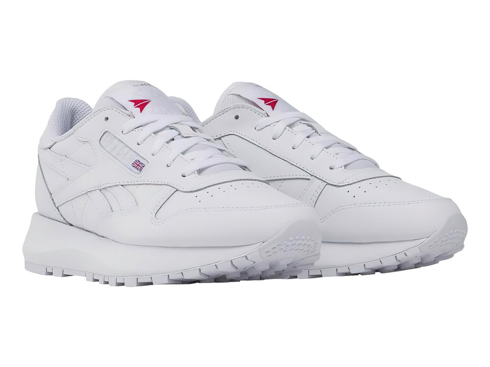Tenis blancos Reebok Classic Leather de corte bajo con suela blanca y detalles minimalistas.