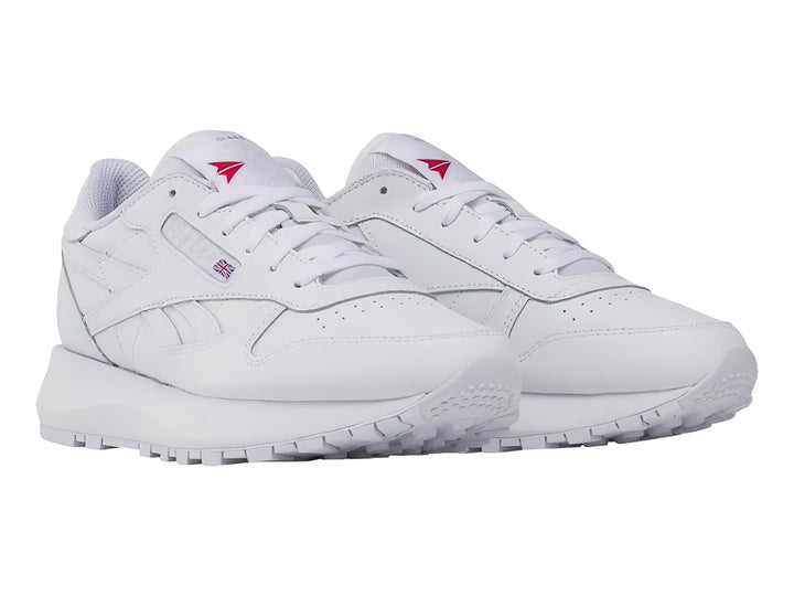 Tenis blancos Reebok Classic Leather de corte bajo con suela blanca y detalles minimalistas.