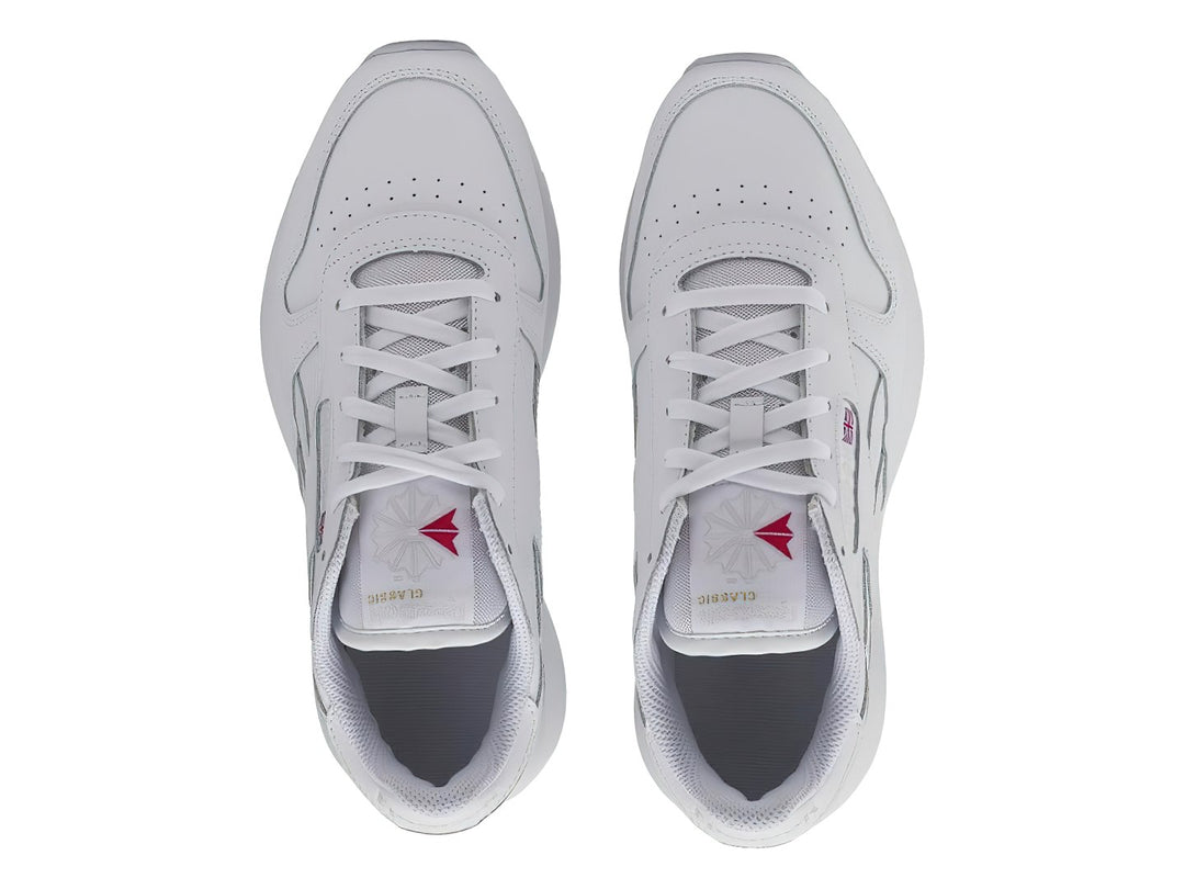 Tenis blancos Reebok Classic Leather de corte bajo con suela blanca y detalles minimalistas.