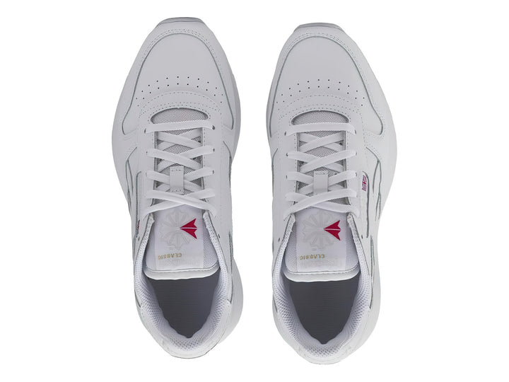 Tenis blancos Reebok Classic Leather de corte bajo con suela blanca y detalles minimalistas.