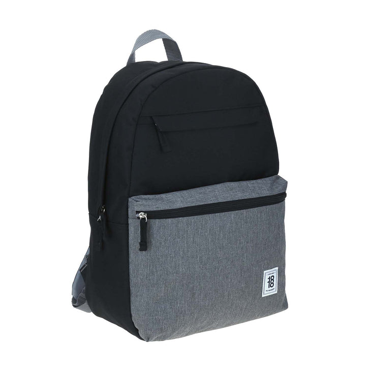 Mochila juvenil marca Chenson en colores negro y gris con bolsillo frontal con cierre.