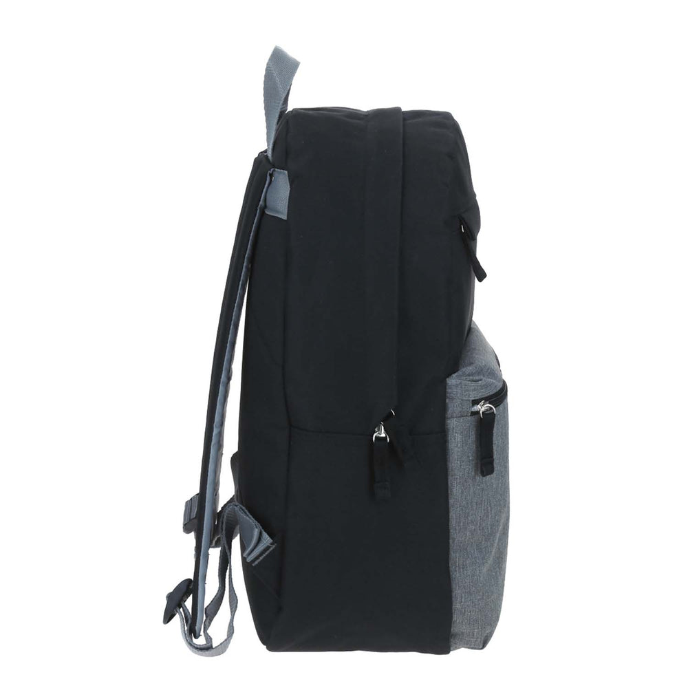 Mochila juvenil marca Chenson en colores negro y gris con bolsillo frontal con cierre.