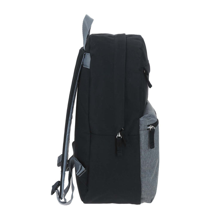 Mochila juvenil marca Chenson en colores negro y gris con bolsillo frontal con cierre.
