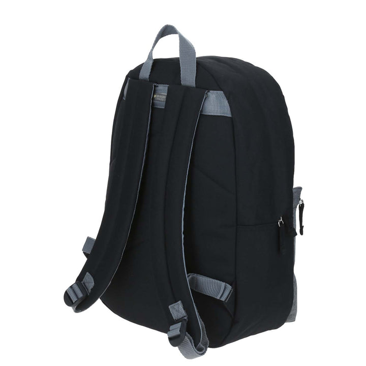 Mochila juvenil marca Chenson en colores negro y gris con bolsillo frontal con cierre.