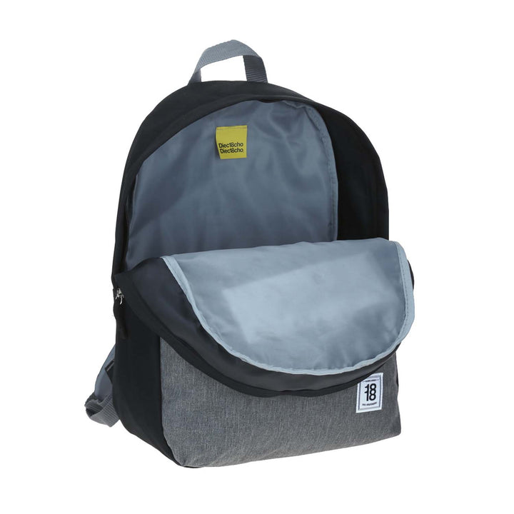 Mochila juvenil marca Chenson en colores negro y gris con bolsillo frontal con cierre.