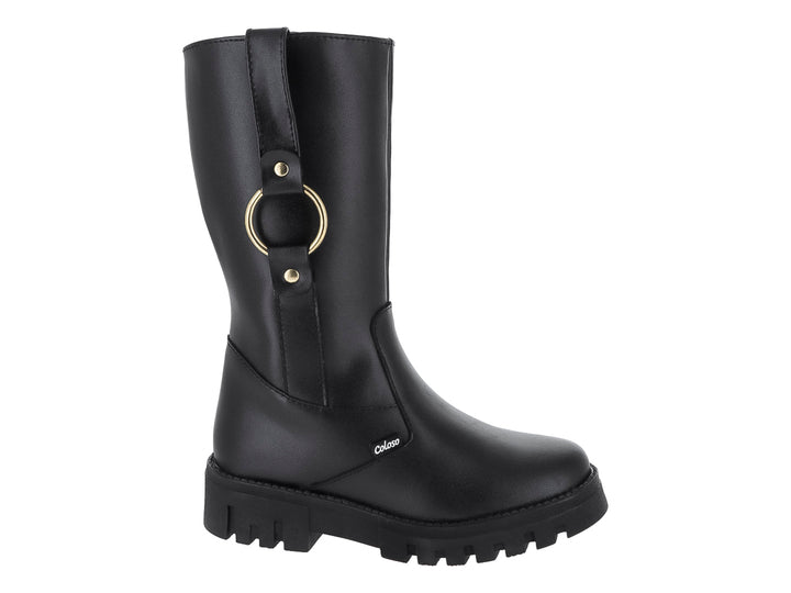 Bota negra de caña media con suela track y detalle de aro dorado lateral.