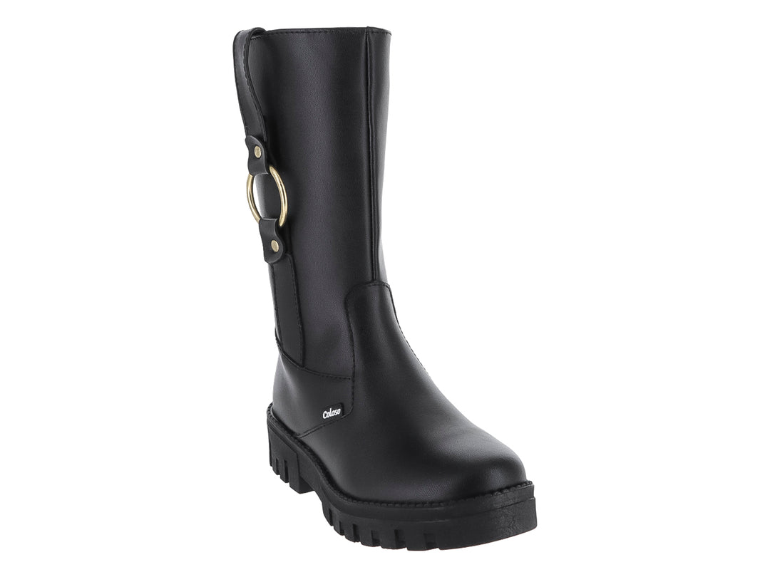 Bota negra de caña media con suela track y detalle de aro dorado lateral.