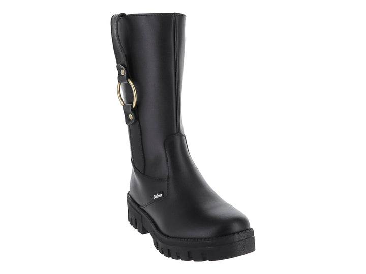 Bota negra de caña media con suela track y detalle de aro dorado lateral.