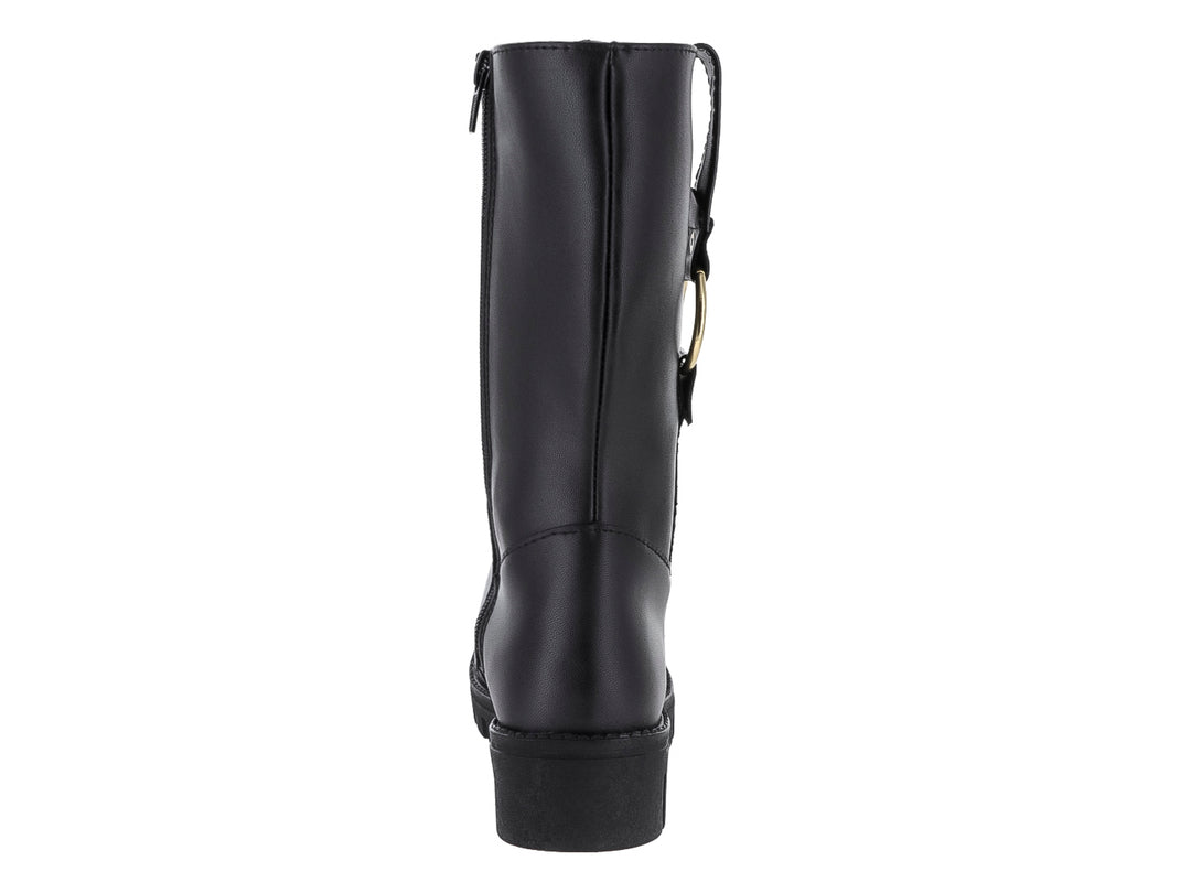 Bota negra de caña media con suela track y detalle de aro dorado lateral.
