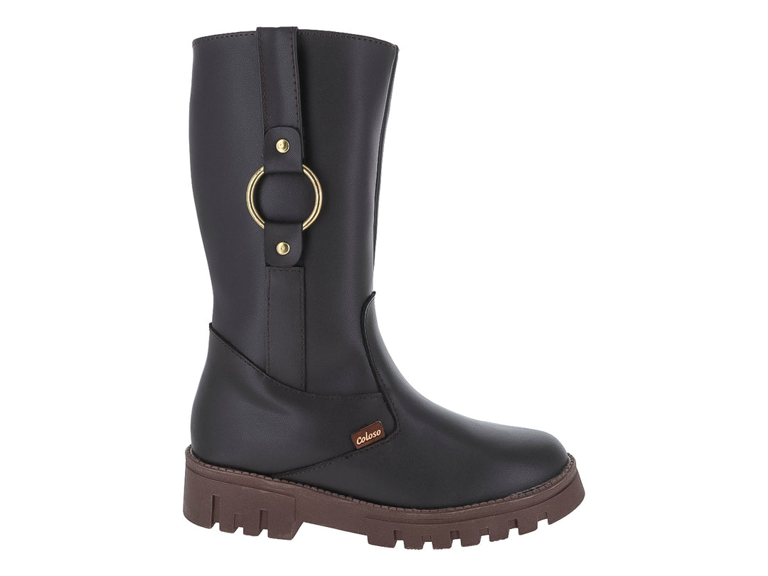 Bota color café oscuro para niño o niña con suela track y detalle de aro dorado lateral.