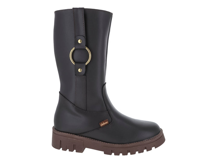 Bota color café oscuro para niño o niña con suela track y detalle de aro dorado lateral.