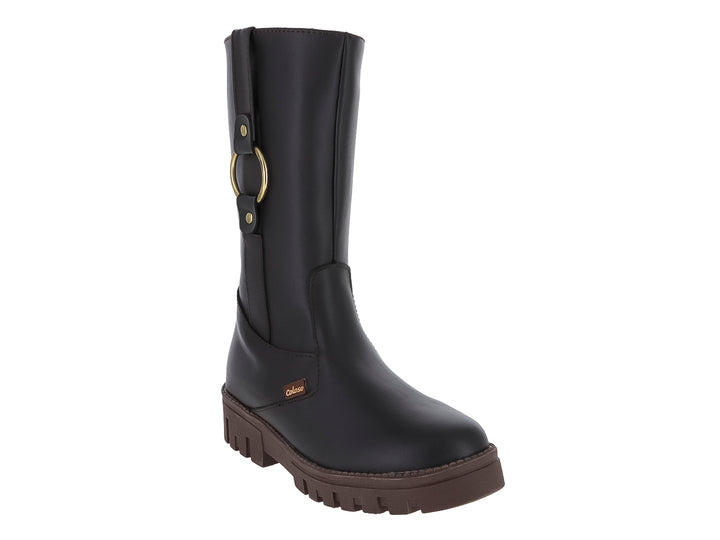 Bota color café oscuro para niño o niña con suela track y detalle de aro dorado lateral.