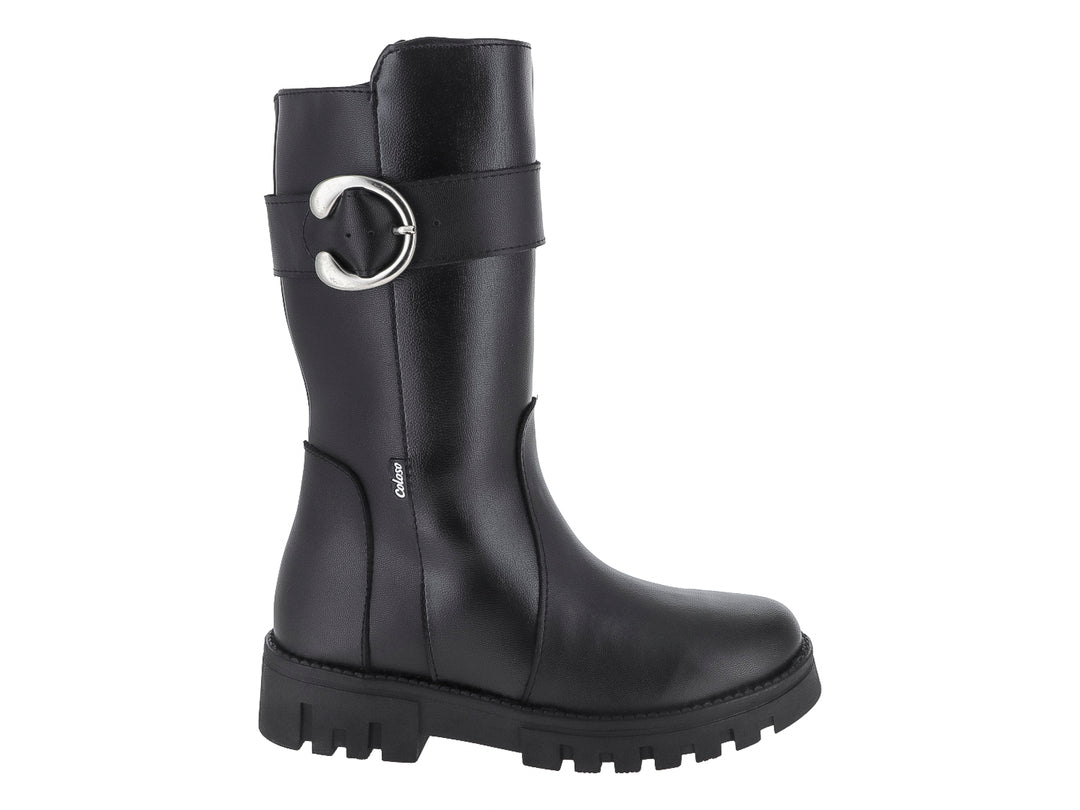Bota negra para niño o niña con hebilla plateada decorativa y suela gruesa dentada.