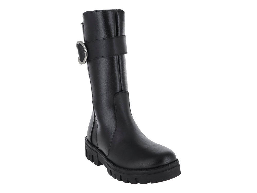Bota negra para niño o niña con hebilla plateada decorativa y suela gruesa dentada.