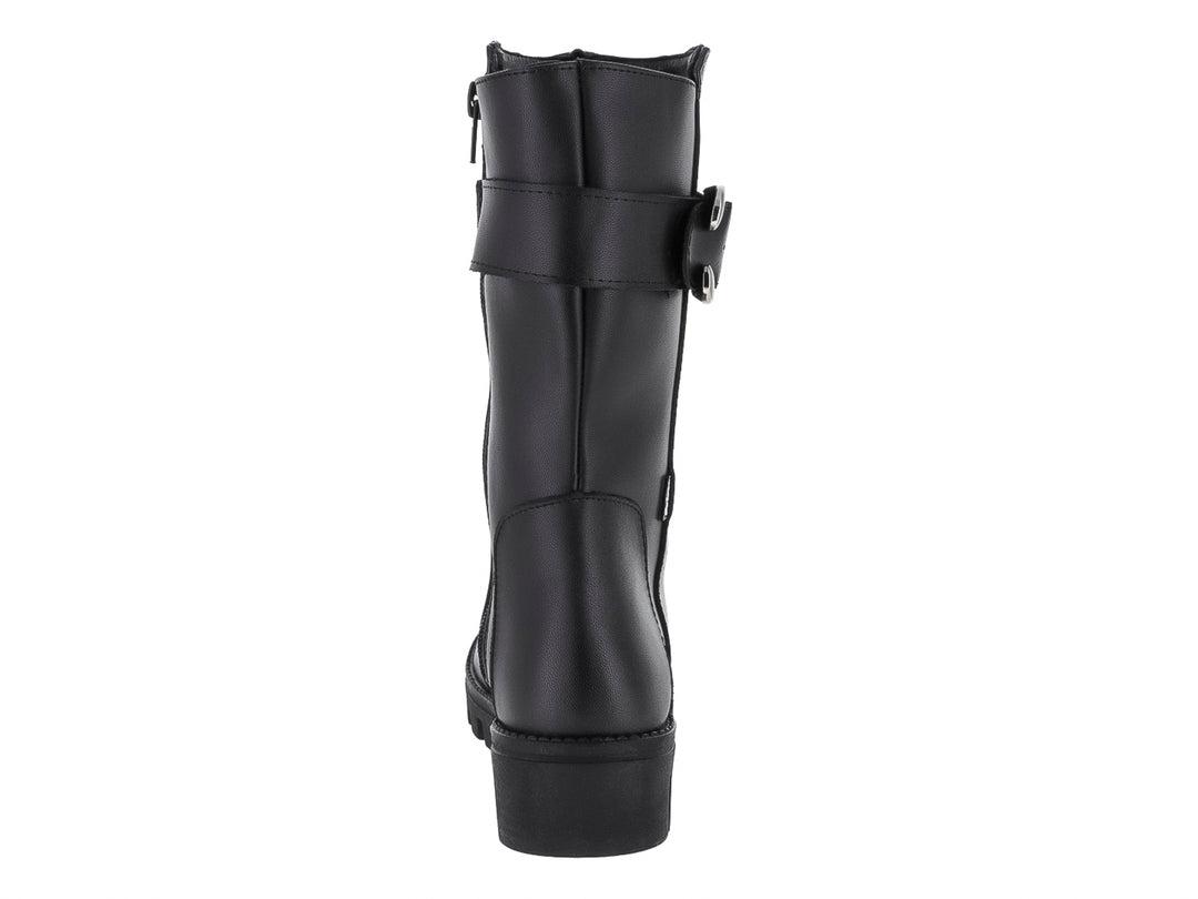 Bota negra para niño o niña con hebilla plateada decorativa y suela gruesa dentada.