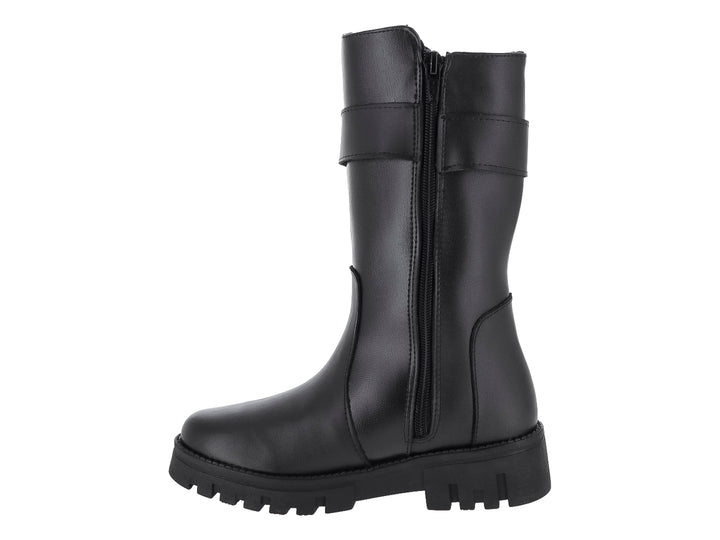 Bota negra para niño o niña con hebilla plateada decorativa y suela gruesa dentada.
