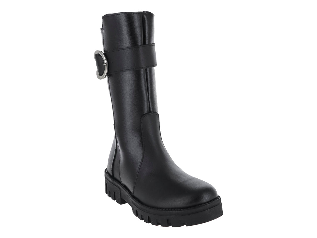 Bota negra de caña alta con hebilla plateada y suela track gruesa.