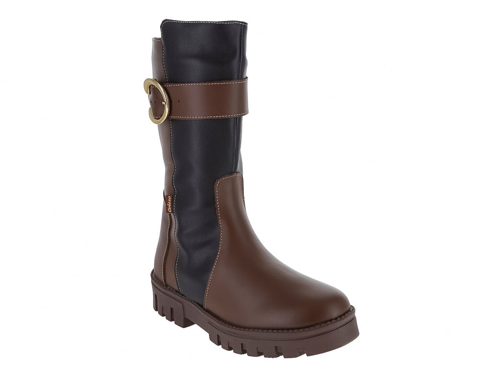 Bota bicolor en color nuez y negro con hebilla dorada decorativa y suela gruesa dentada.