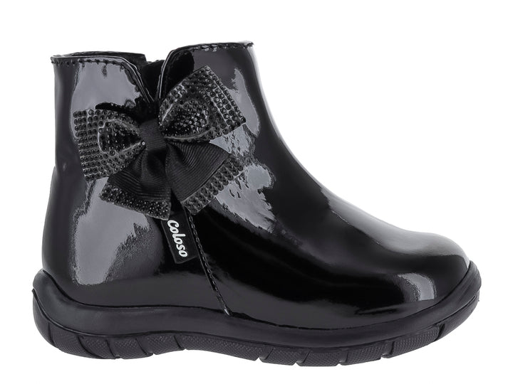 Bota corta de charol negro con un moño decorativo brillante en la parte frontal.