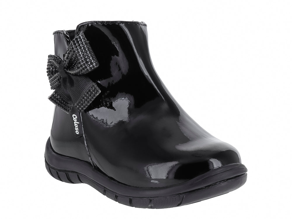Bota corta de charol negro con un moño decorativo brillante en la parte frontal.
