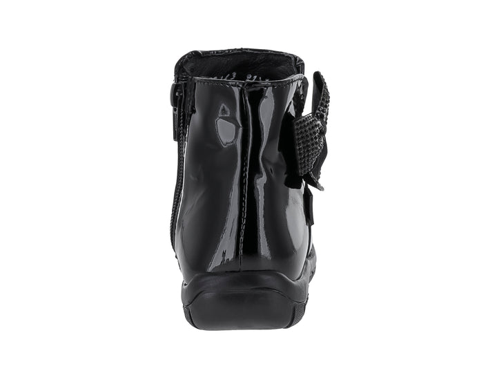 Bota corta de charol negro con un moño decorativo brillante en la parte frontal.
