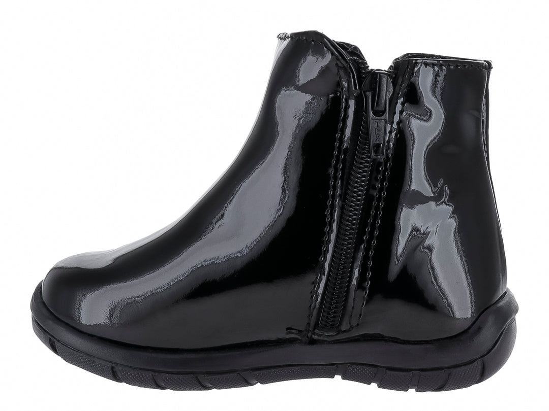 Bota corta de charol negro con un moño decorativo brillante en la parte frontal.